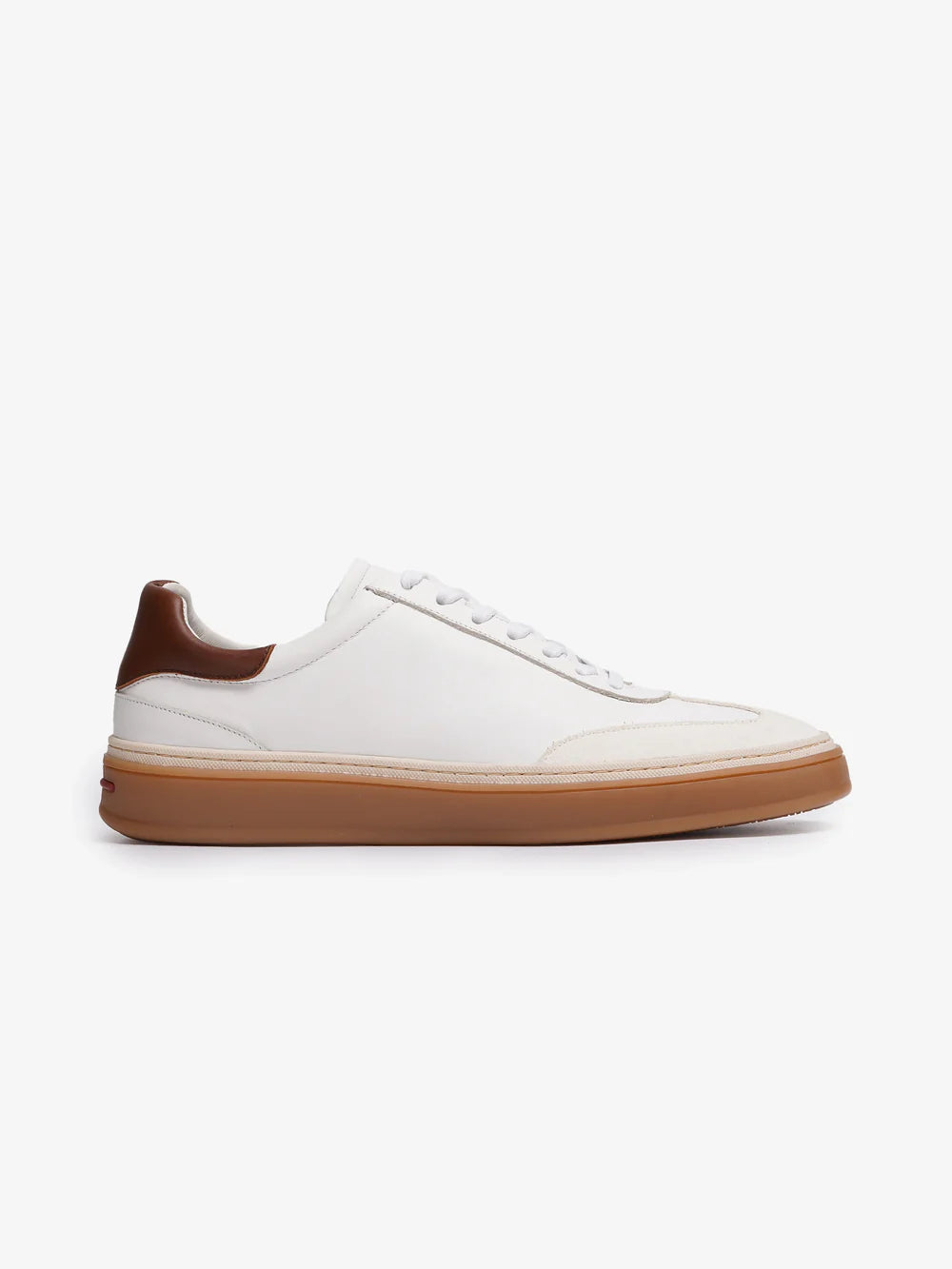 MARCHE EN BASKETS