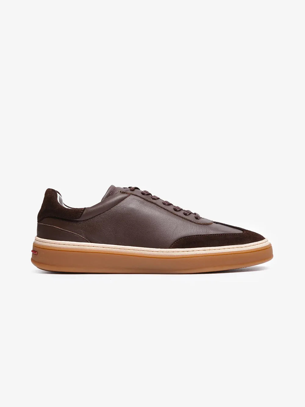 MARCHE EN BASKETS